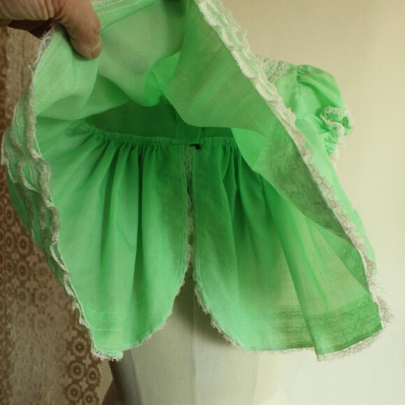 Vintage Baby Dress, Green with Lace Trim Little Girls Frilly Frock - Picture 6 of 10